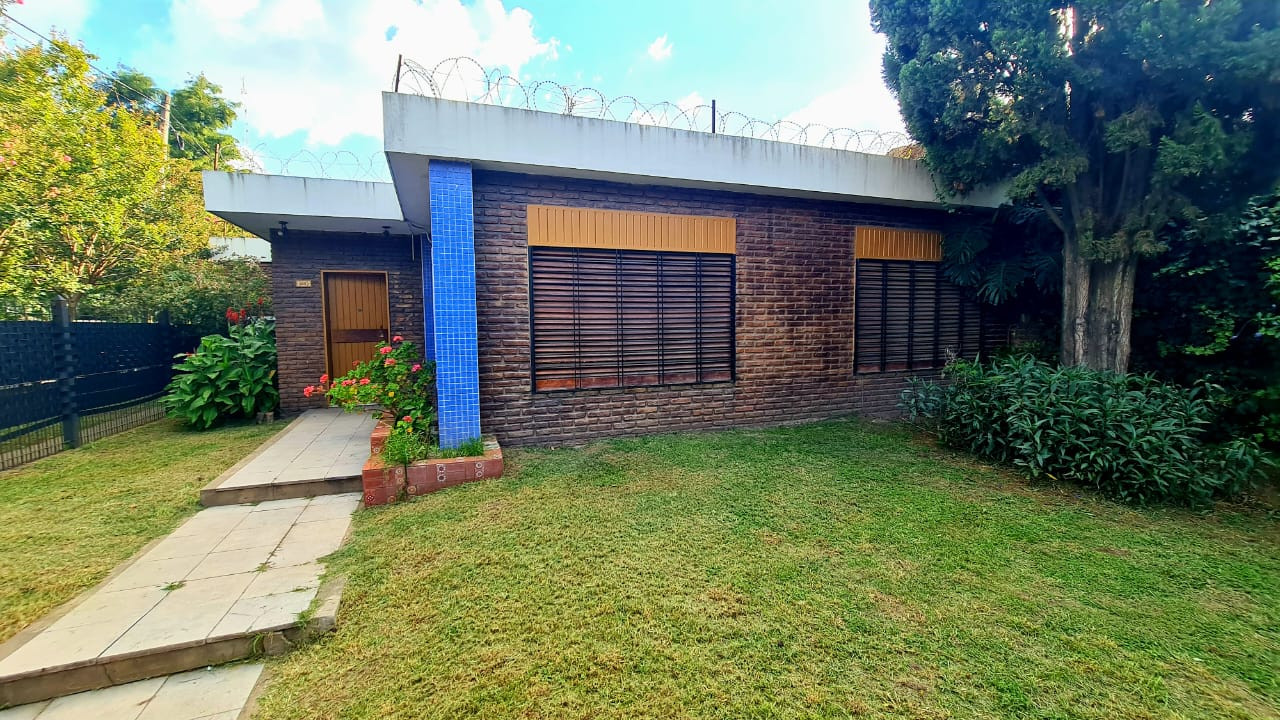 Casa en venta en  José C.Paz de 4 ambientes  a 1 cuadra de Pte.Perón / / Apto crédito